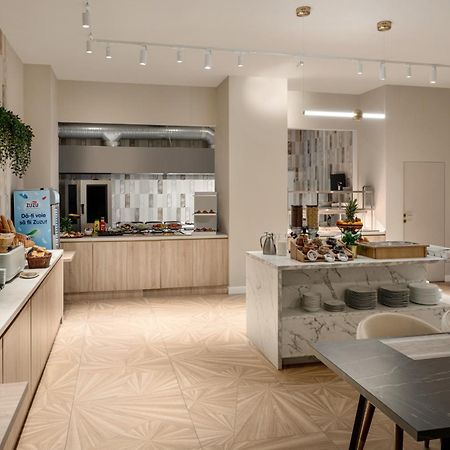 Ramada By Wyndham Bucharest Otopeni Airport Екстер'єр фото
