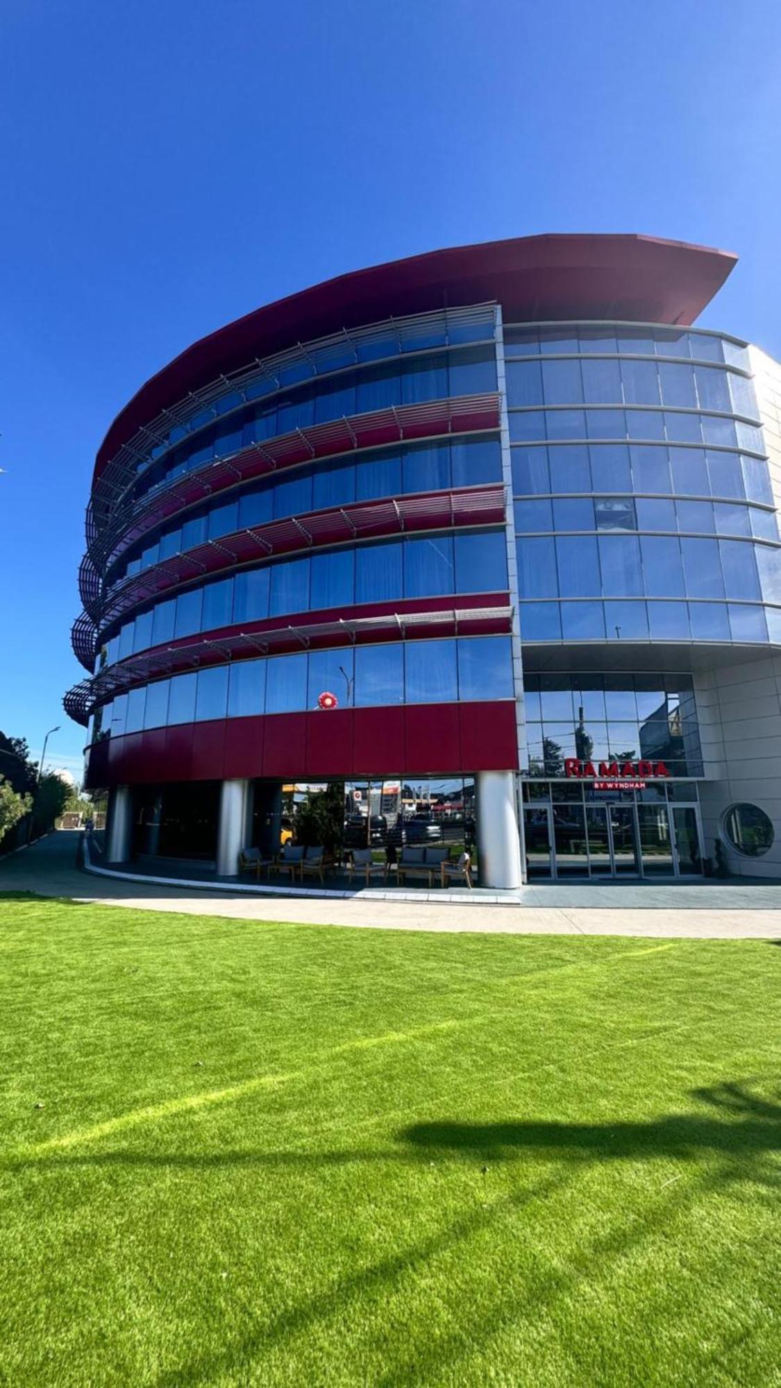 Ramada By Wyndham Bucharest Otopeni Airport Екстер'єр фото