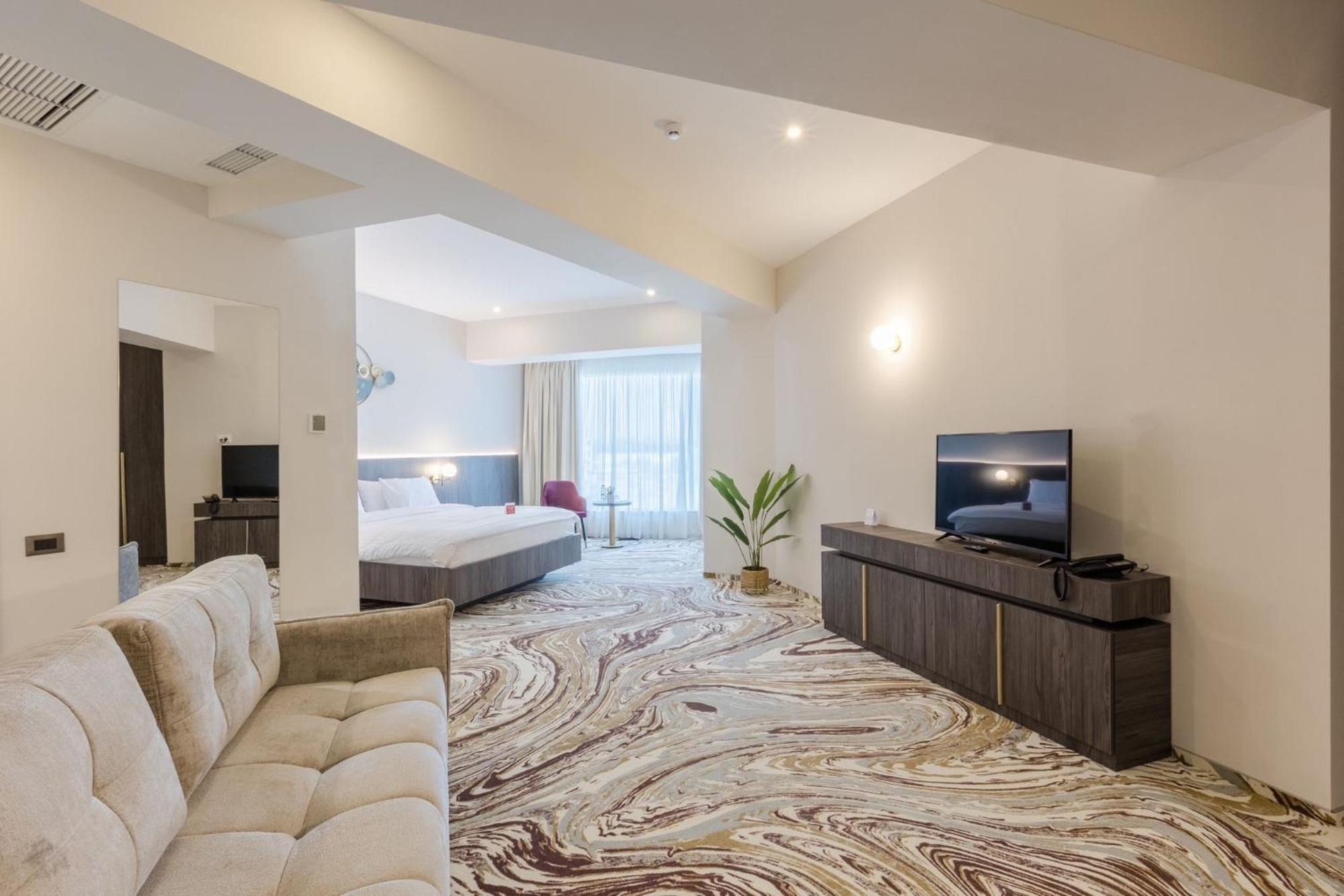 Ramada By Wyndham Bucharest Otopeni Airport Екстер'єр фото