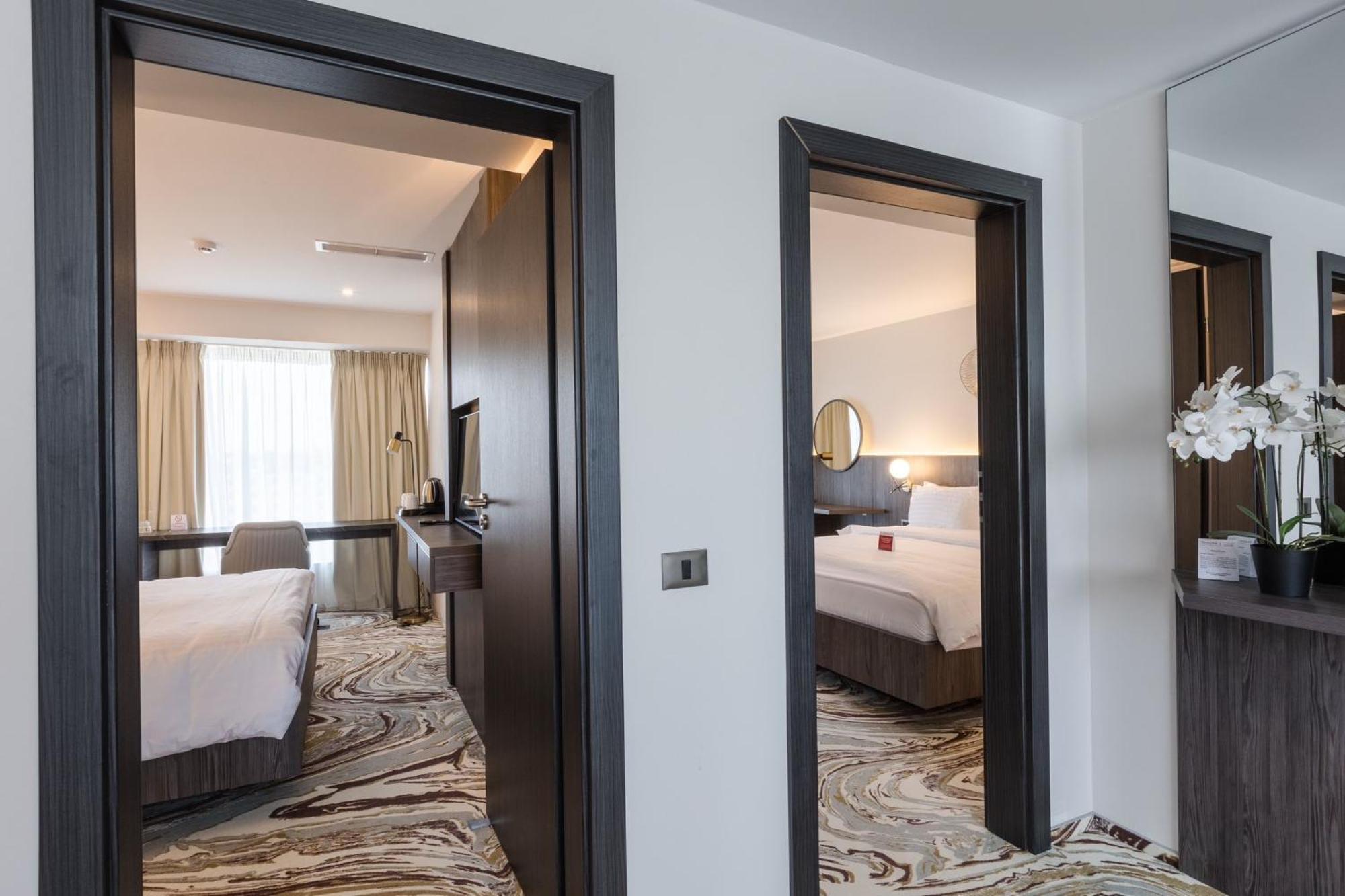 Ramada By Wyndham Bucharest Otopeni Airport Екстер'єр фото