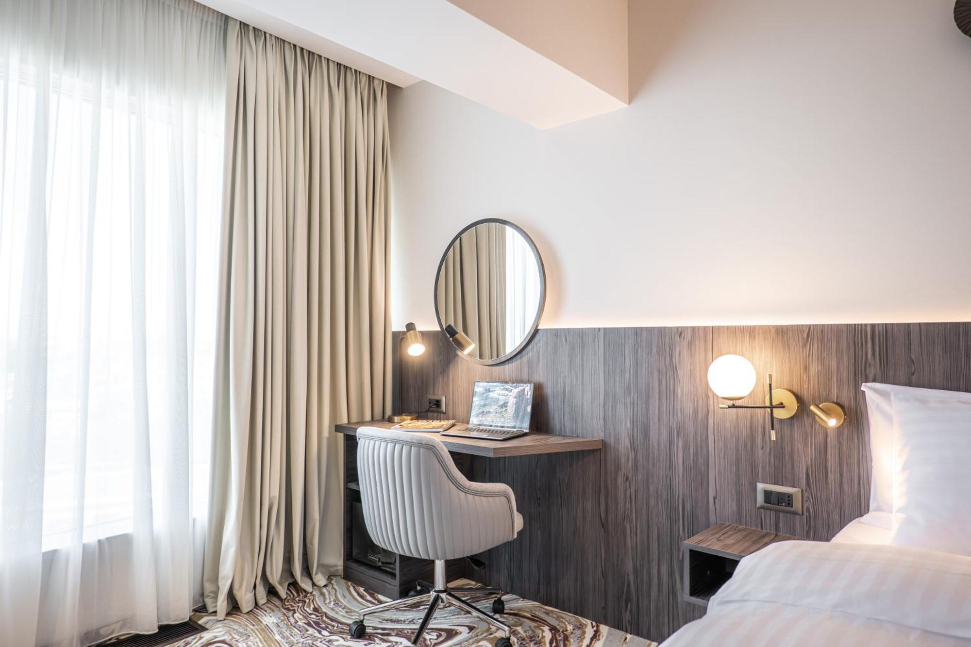 Ramada By Wyndham Bucharest Otopeni Airport Екстер'єр фото