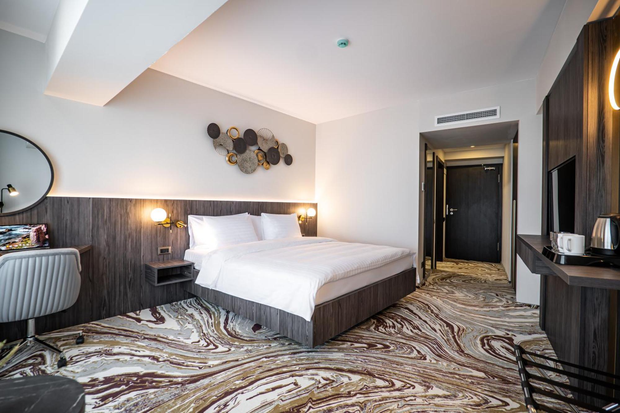 Ramada By Wyndham Bucharest Otopeni Airport Екстер'єр фото