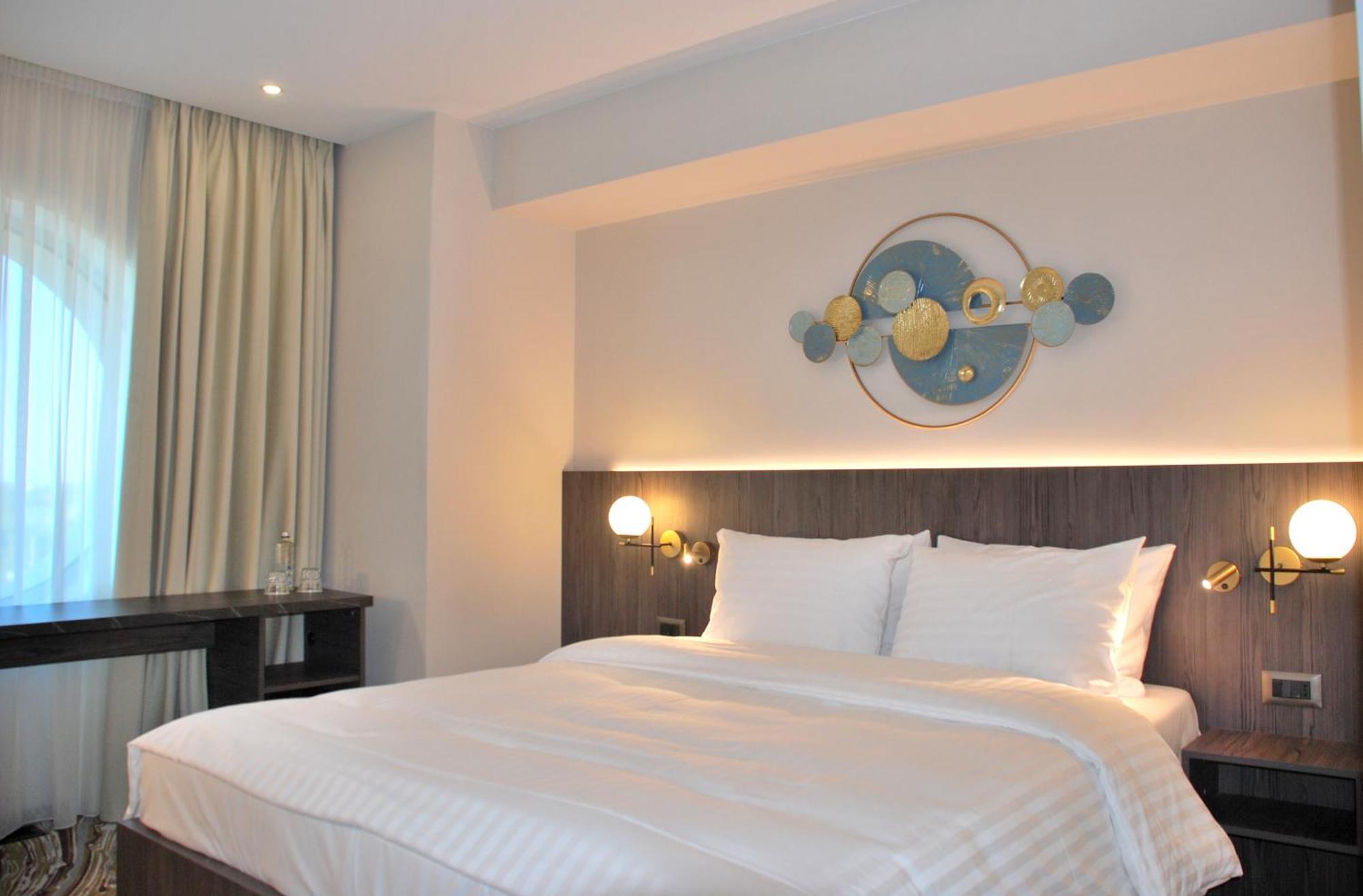 Ramada By Wyndham Bucharest Otopeni Airport Екстер'єр фото