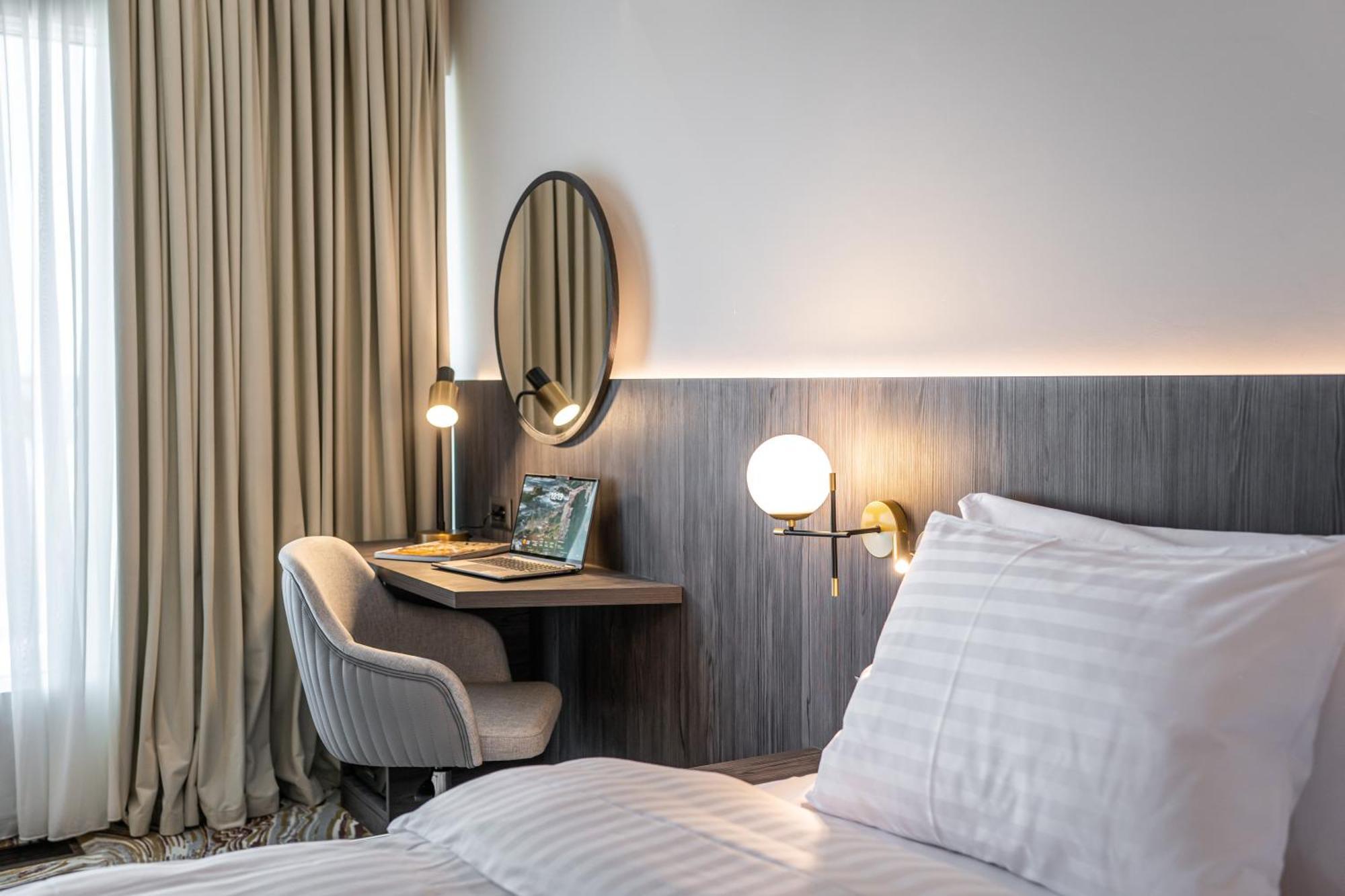 Ramada By Wyndham Bucharest Otopeni Airport Екстер'єр фото