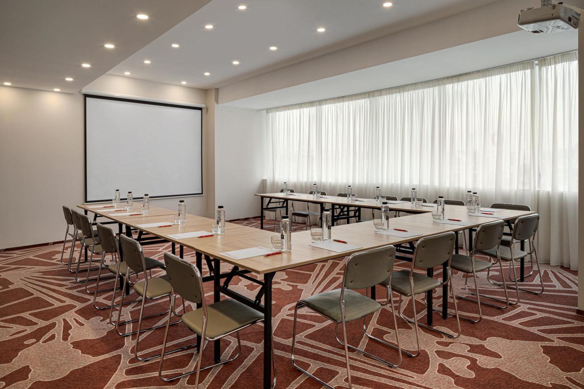 Ramada By Wyndham Bucharest Otopeni Airport Екстер'єр фото