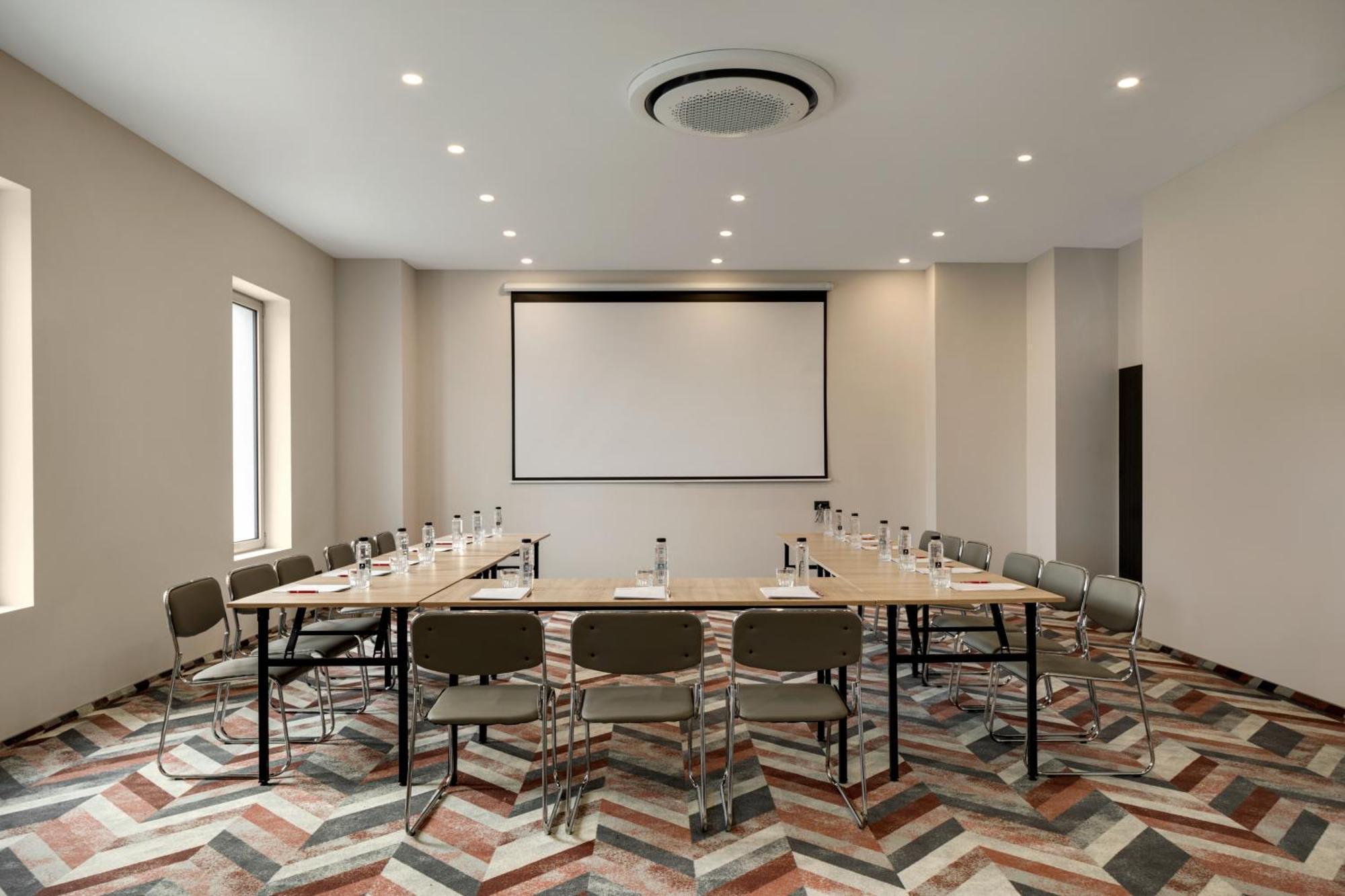 Ramada By Wyndham Bucharest Otopeni Airport Екстер'єр фото