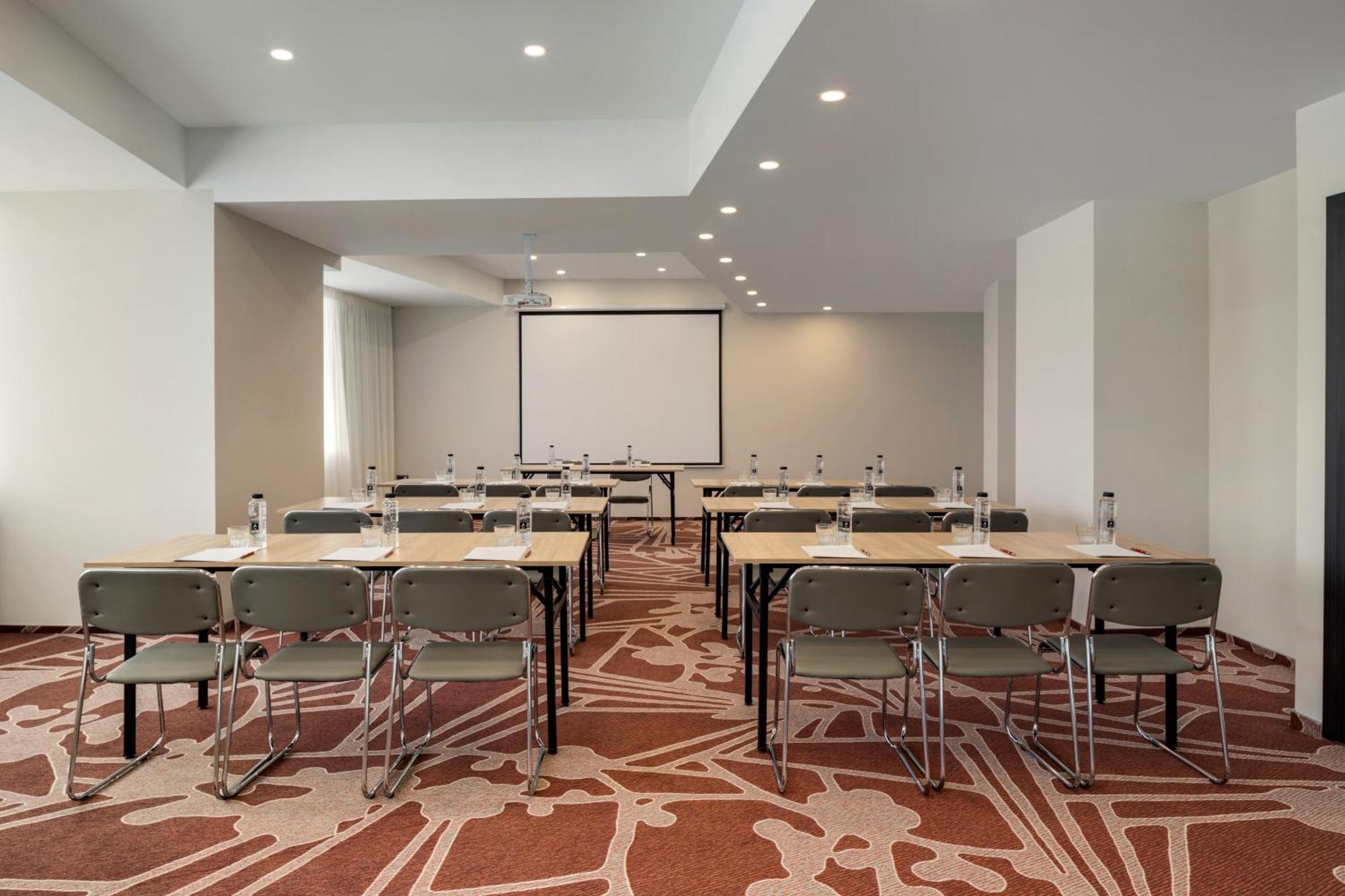 Ramada By Wyndham Bucharest Otopeni Airport Екстер'єр фото