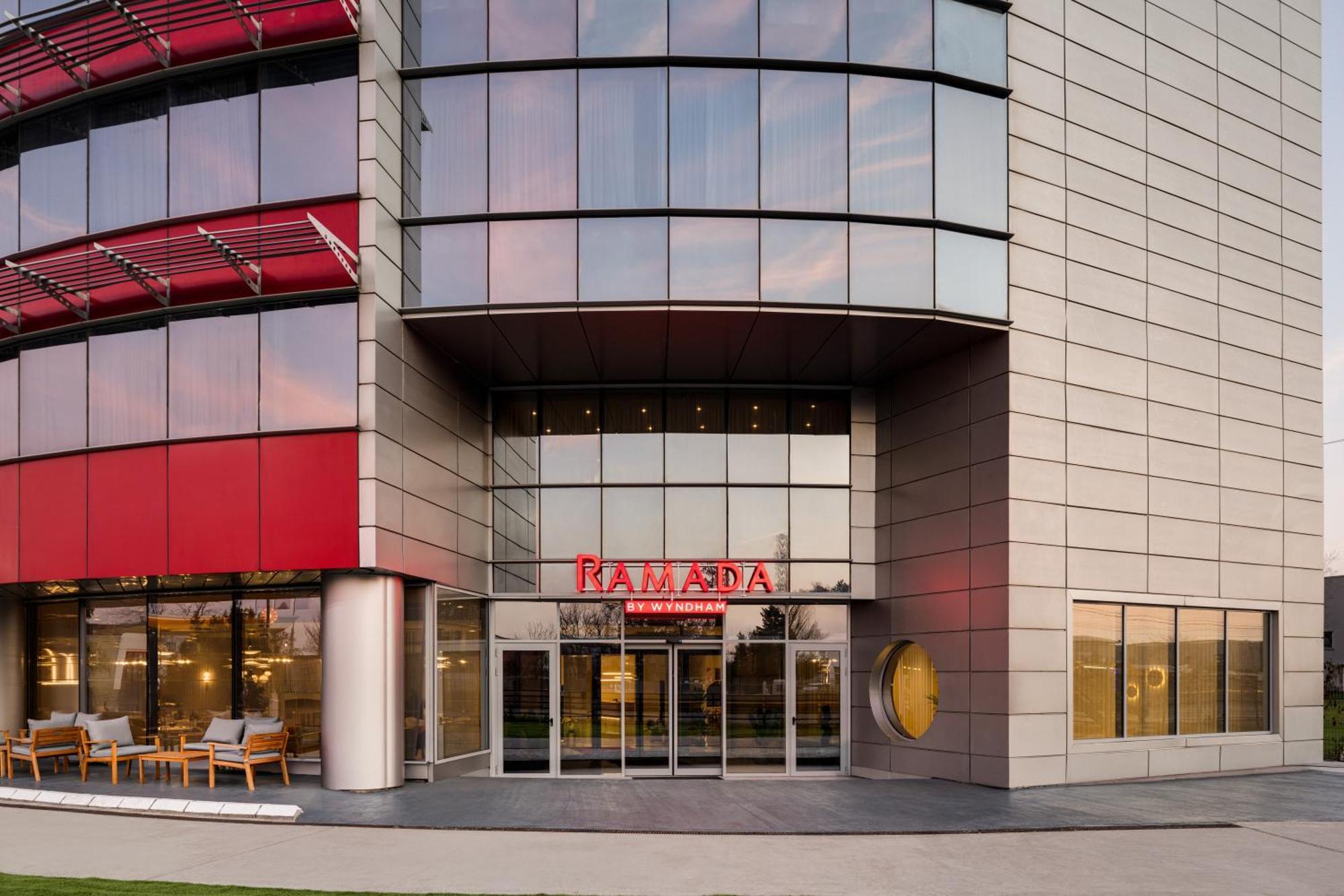 Ramada By Wyndham Bucharest Otopeni Airport Екстер'єр фото