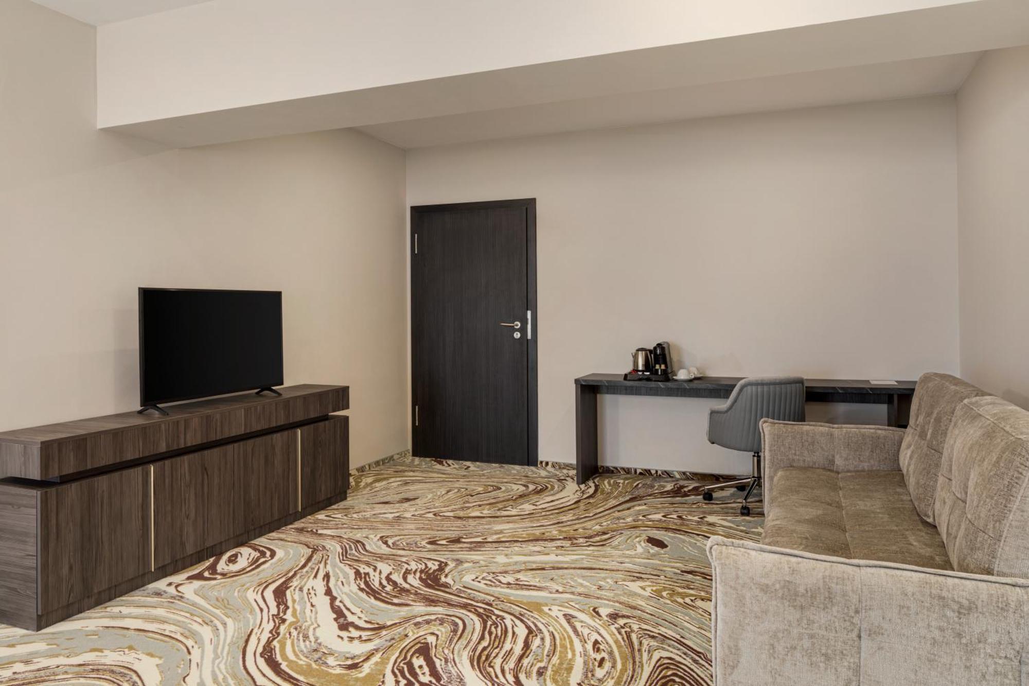 Ramada By Wyndham Bucharest Otopeni Airport Екстер'єр фото