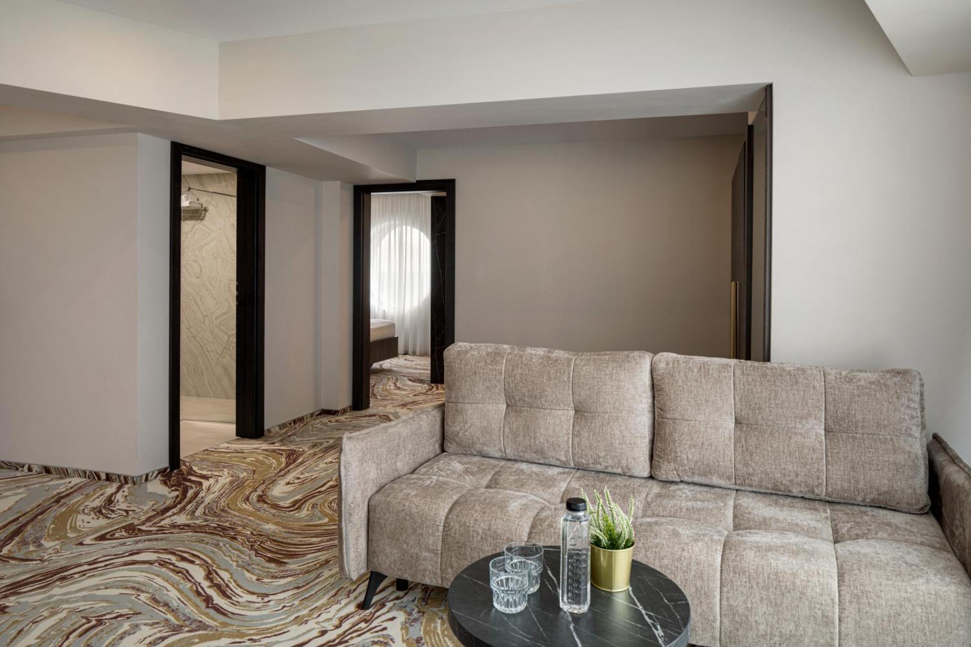 Ramada By Wyndham Bucharest Otopeni Airport Екстер'єр фото