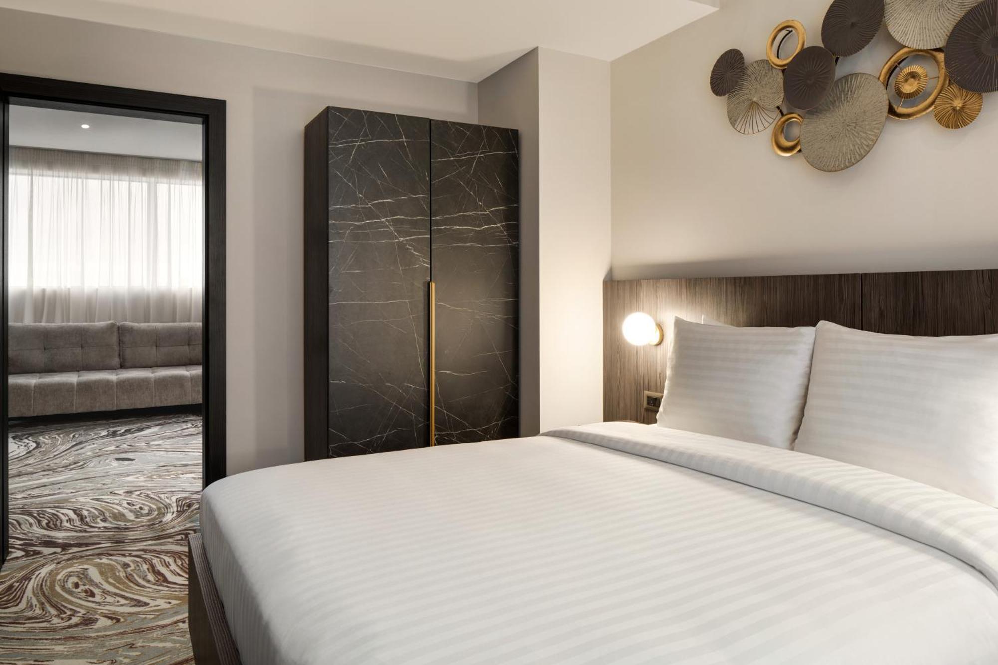 Ramada By Wyndham Bucharest Otopeni Airport Екстер'єр фото
