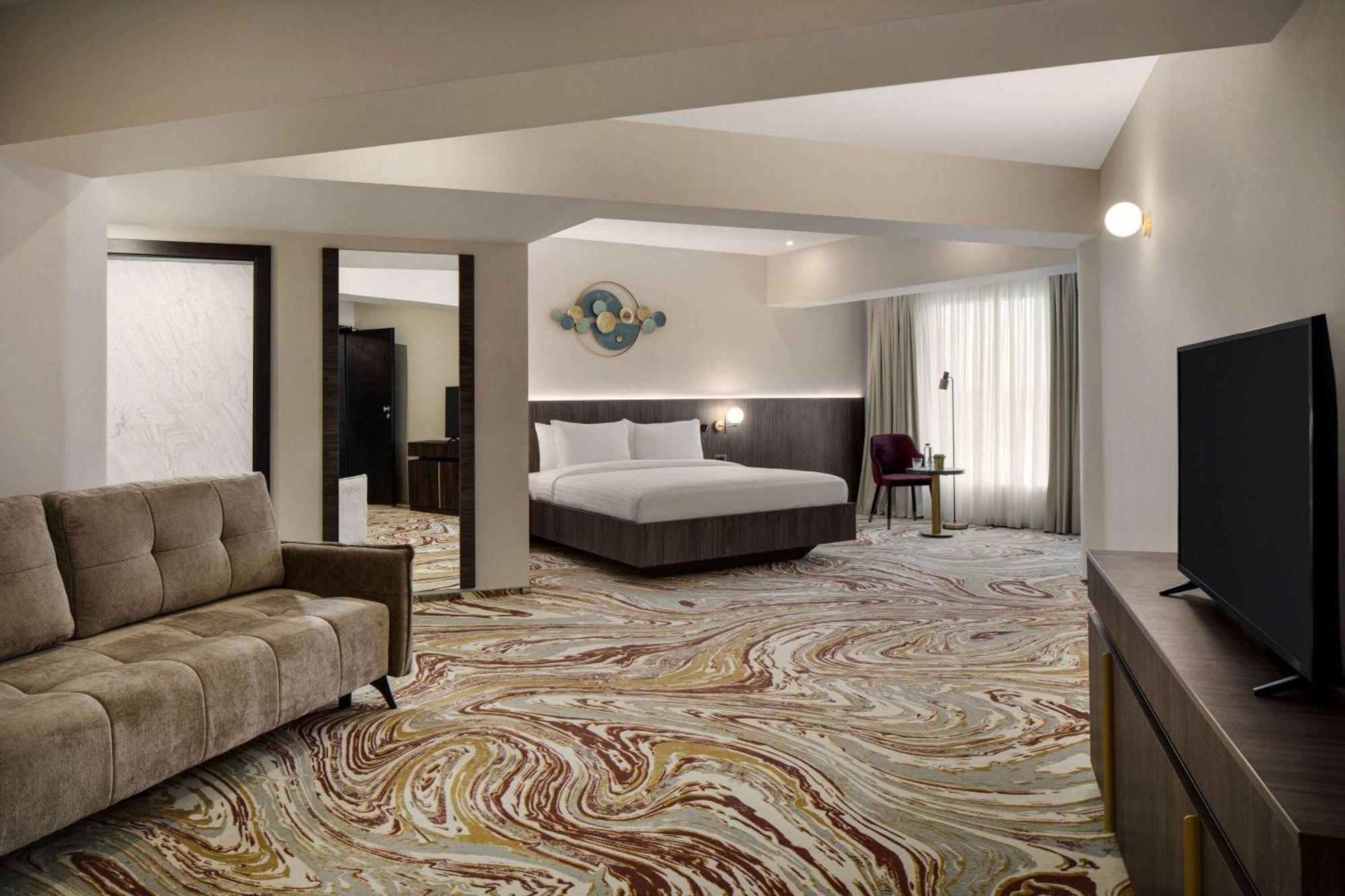 Ramada By Wyndham Bucharest Otopeni Airport Екстер'єр фото