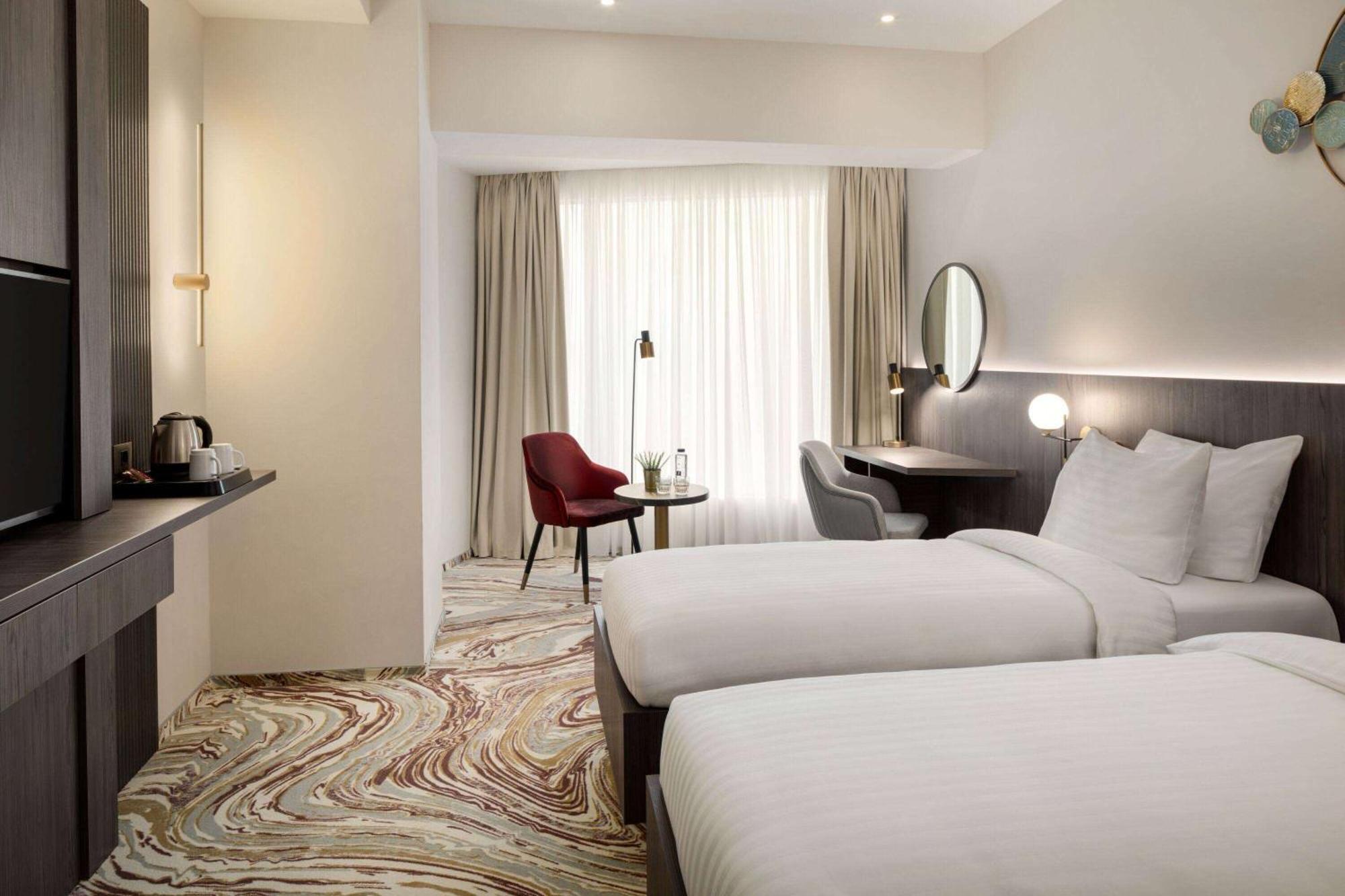 Ramada By Wyndham Bucharest Otopeni Airport Екстер'єр фото