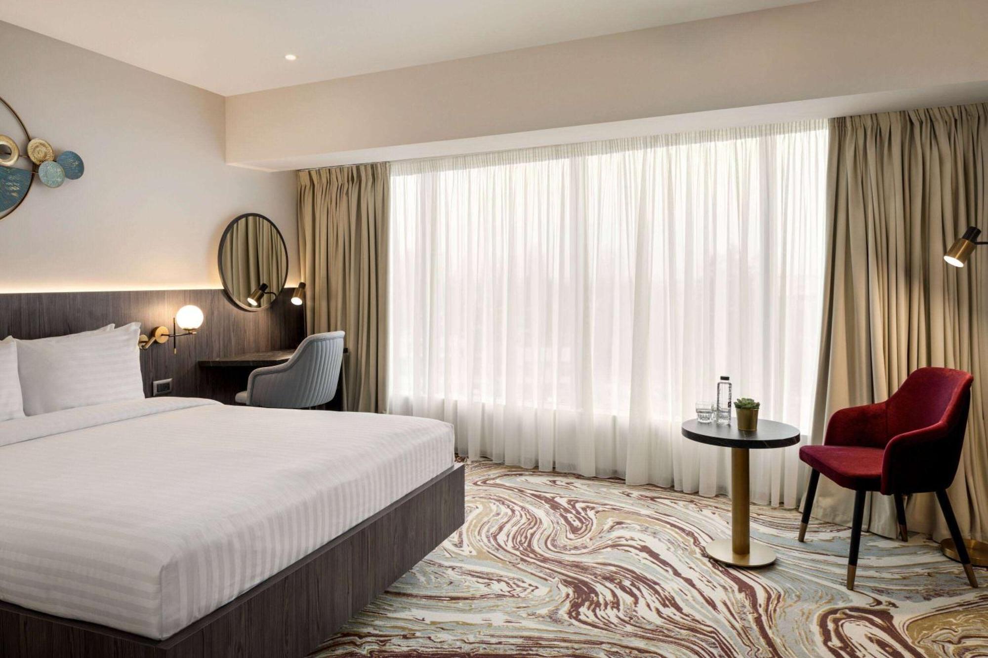 Ramada By Wyndham Bucharest Otopeni Airport Екстер'єр фото