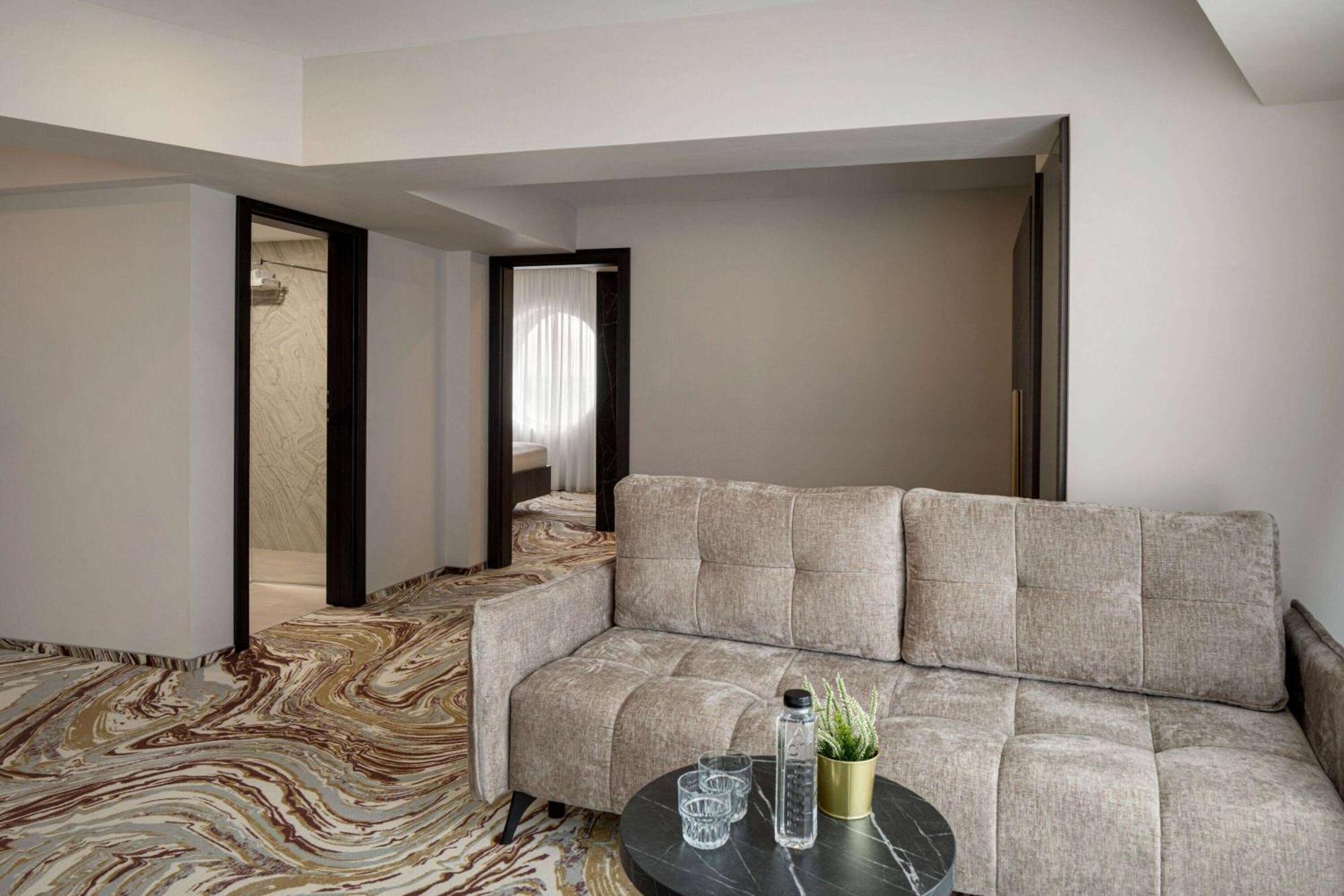Ramada By Wyndham Bucharest Otopeni Airport Екстер'єр фото
